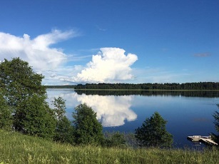 летний-пейзаж-с-облаками-и-с-видом-на-озеро-в-загородном-отеле.jpg