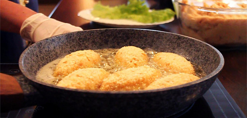“悠闲地用餐...”